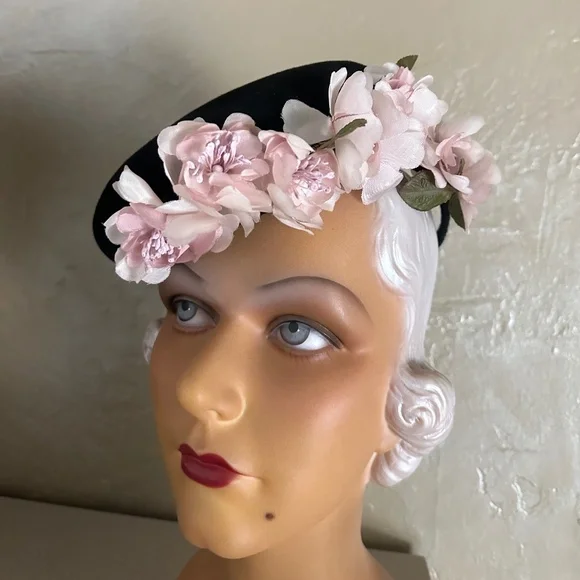 IMPRESSIVE 1930s' BLACK FELT TILT HAT WITH PINK FABRIC FLOWERS/LEAVES - Picture 2 of 10